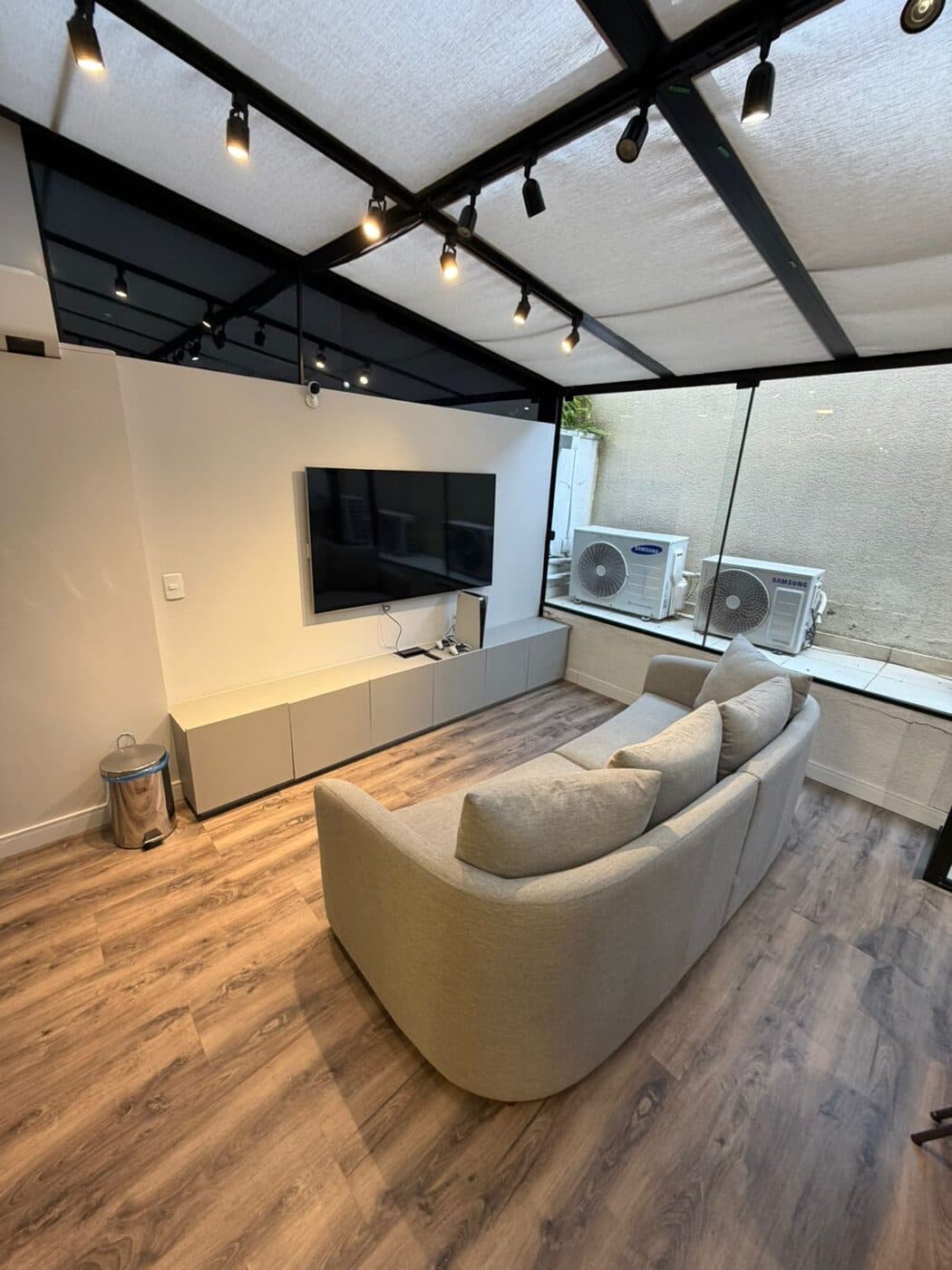 Lounge com sofá e TV