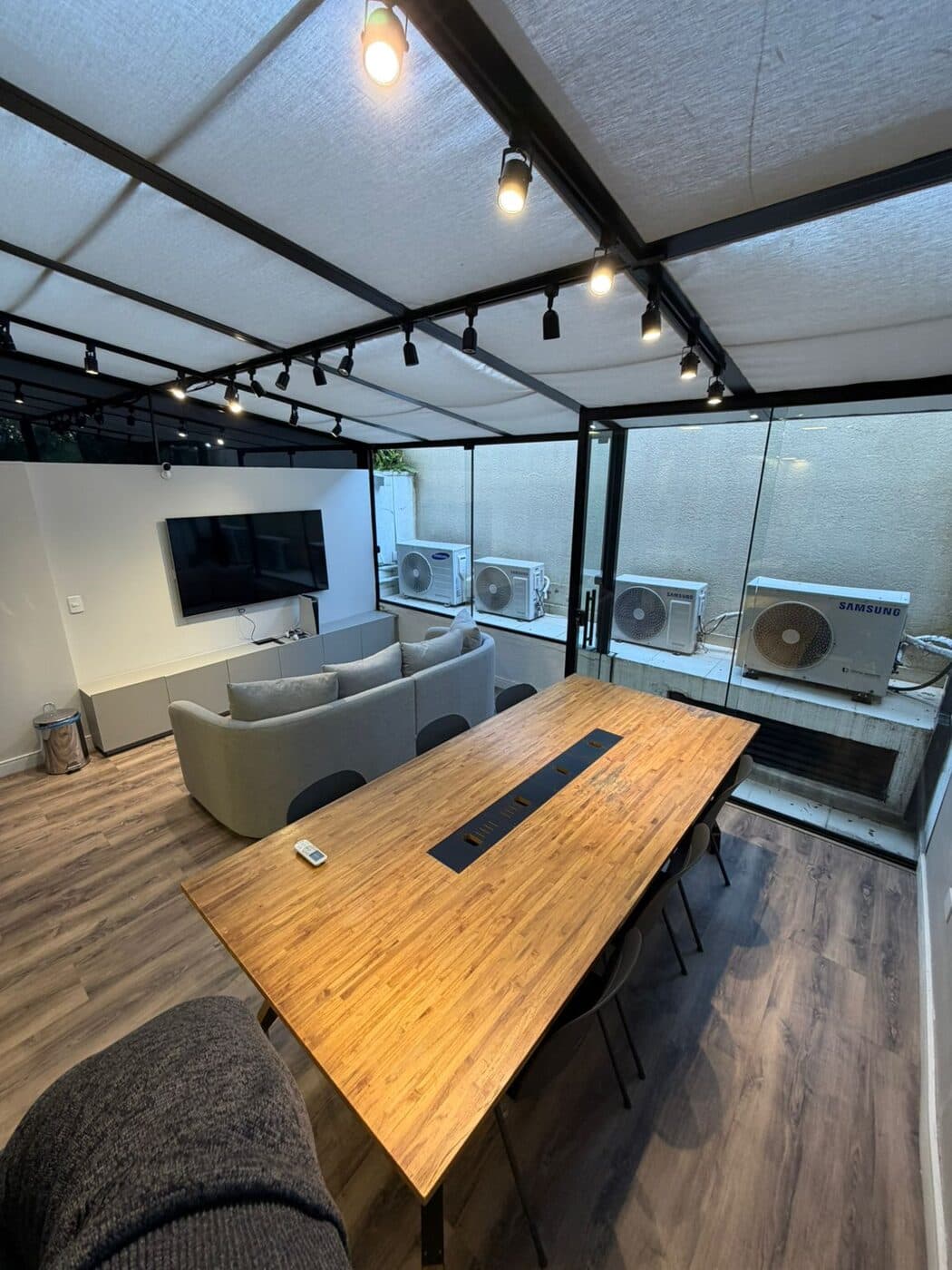 Lounge varanda com mesa de madeira